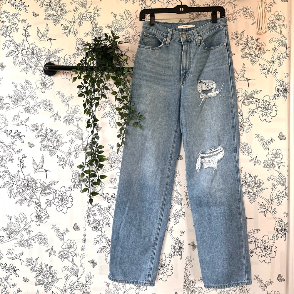 Size 25, women’s Levi jeans